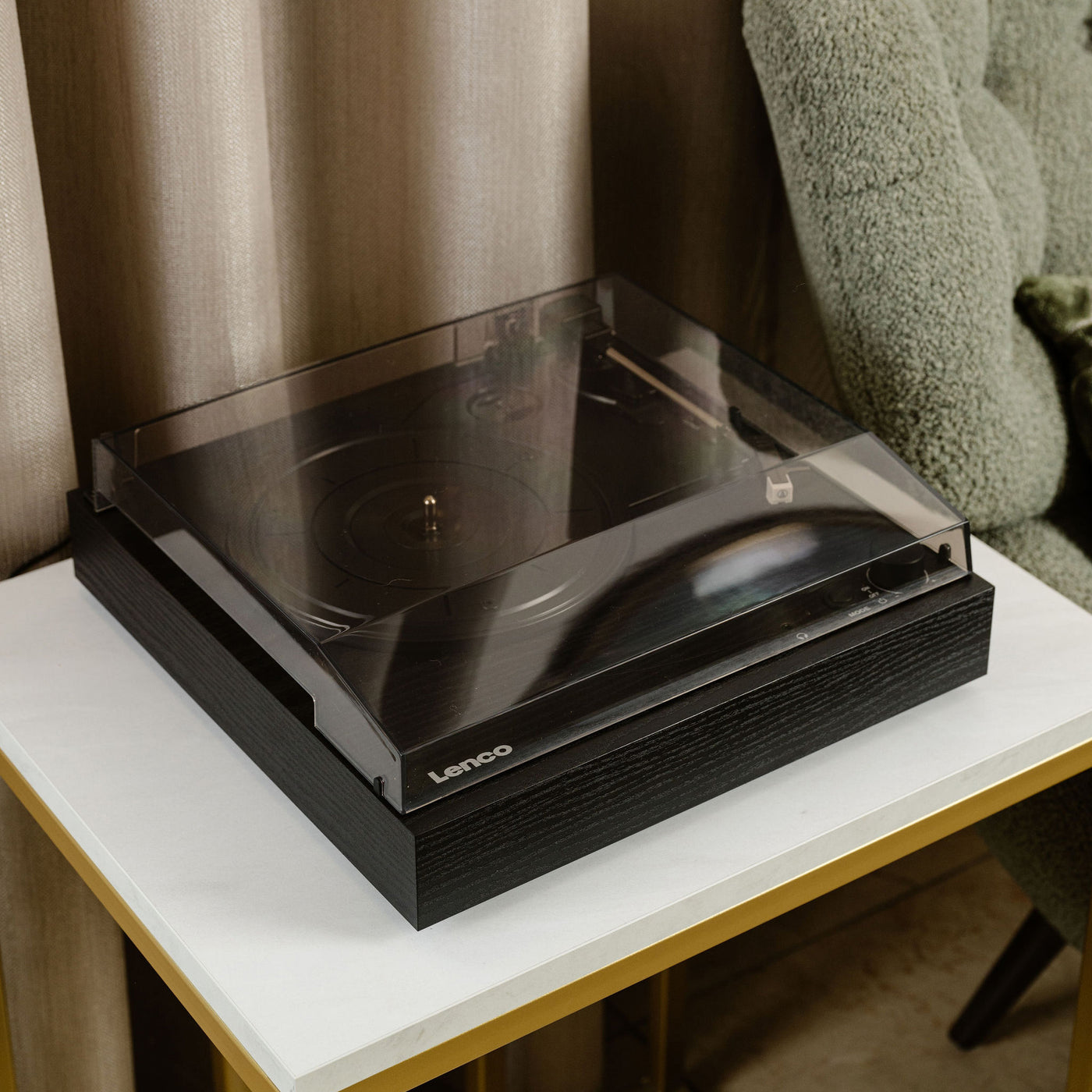 LENCO LS-15BK - Record player with Bluetooth®, two built-in speakers, and AT3600L cartridge - Black