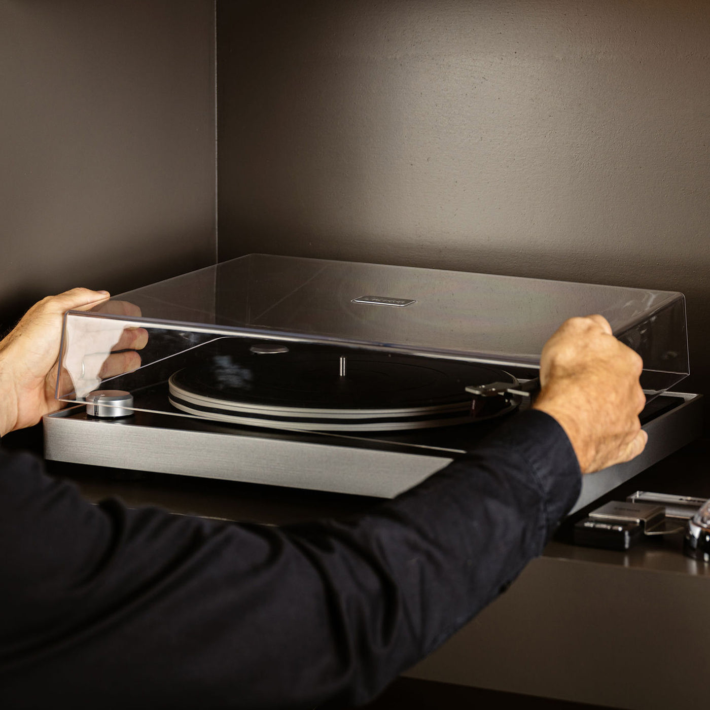 LENCO L-455BK - Record player with visible belt drive, brushed aluminium frame and Ortofon 2M RED cartridge - Black