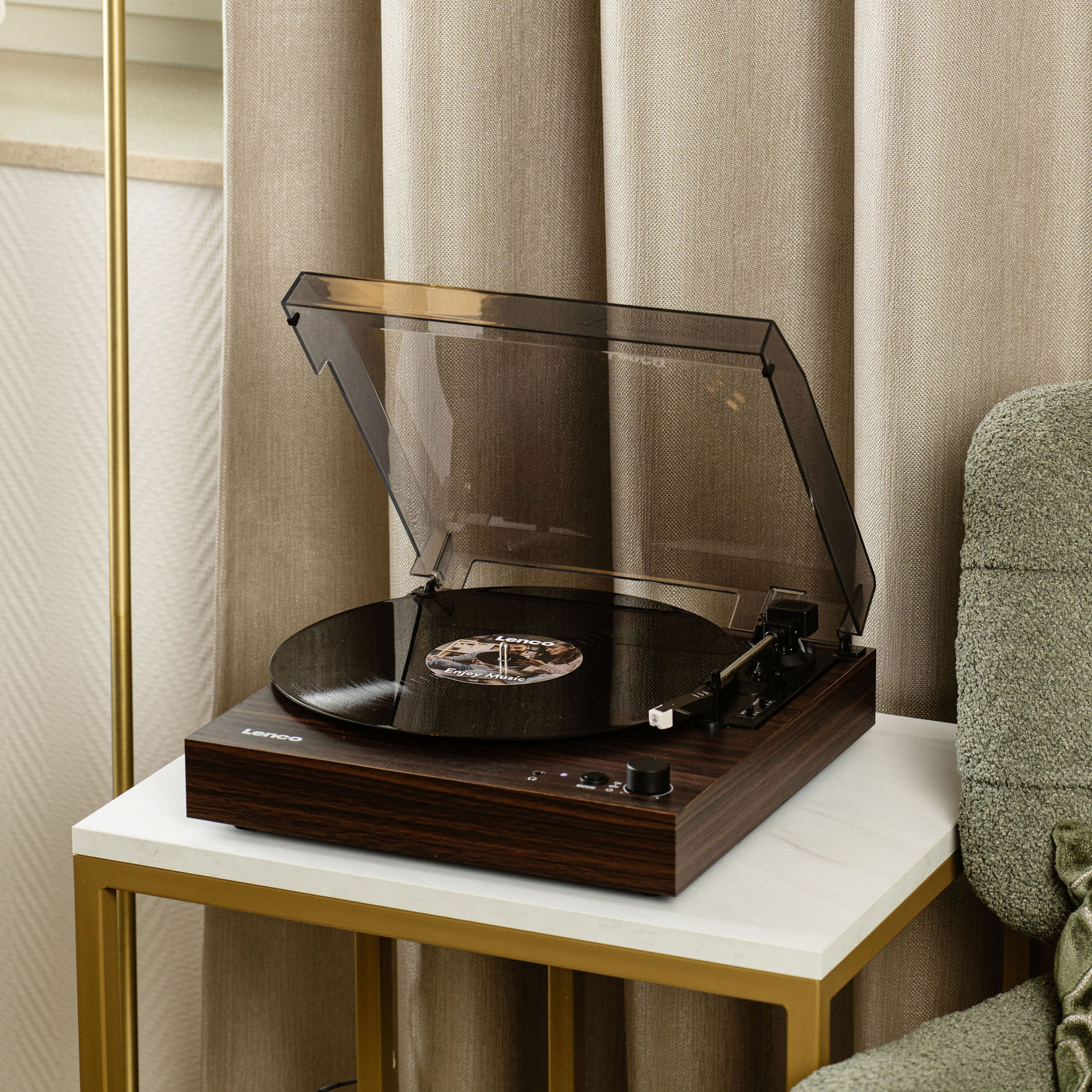 LENCO LS-15WD - Record player with Bluetooth®, two built-in speakers, and AT3600L cartridge - Wood