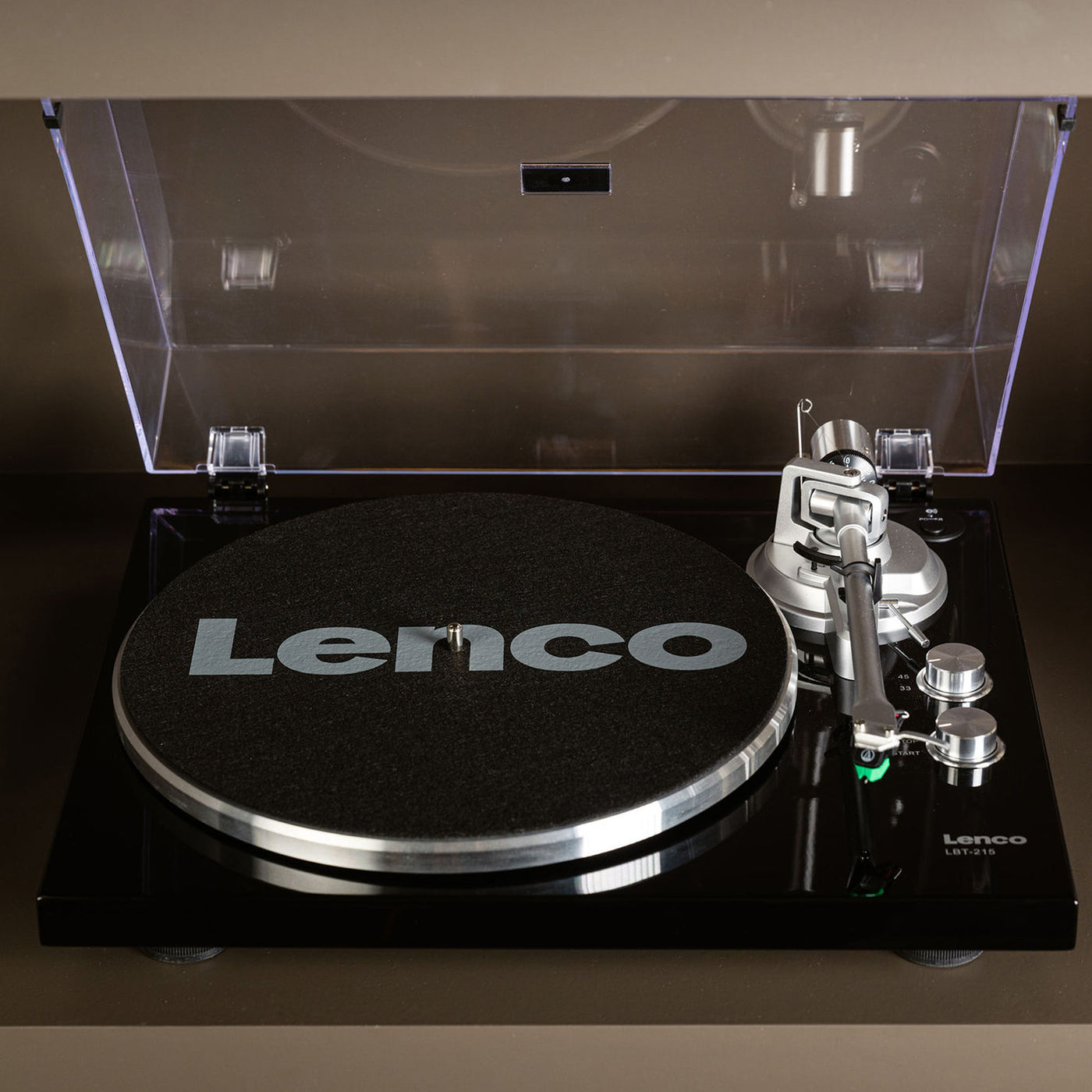 LENCO LBT-215BK - Platenspeler met Bluetooth® en een metalen draaiplateau, toonarm en contragewicht - Exclusieve Piano Black kleur