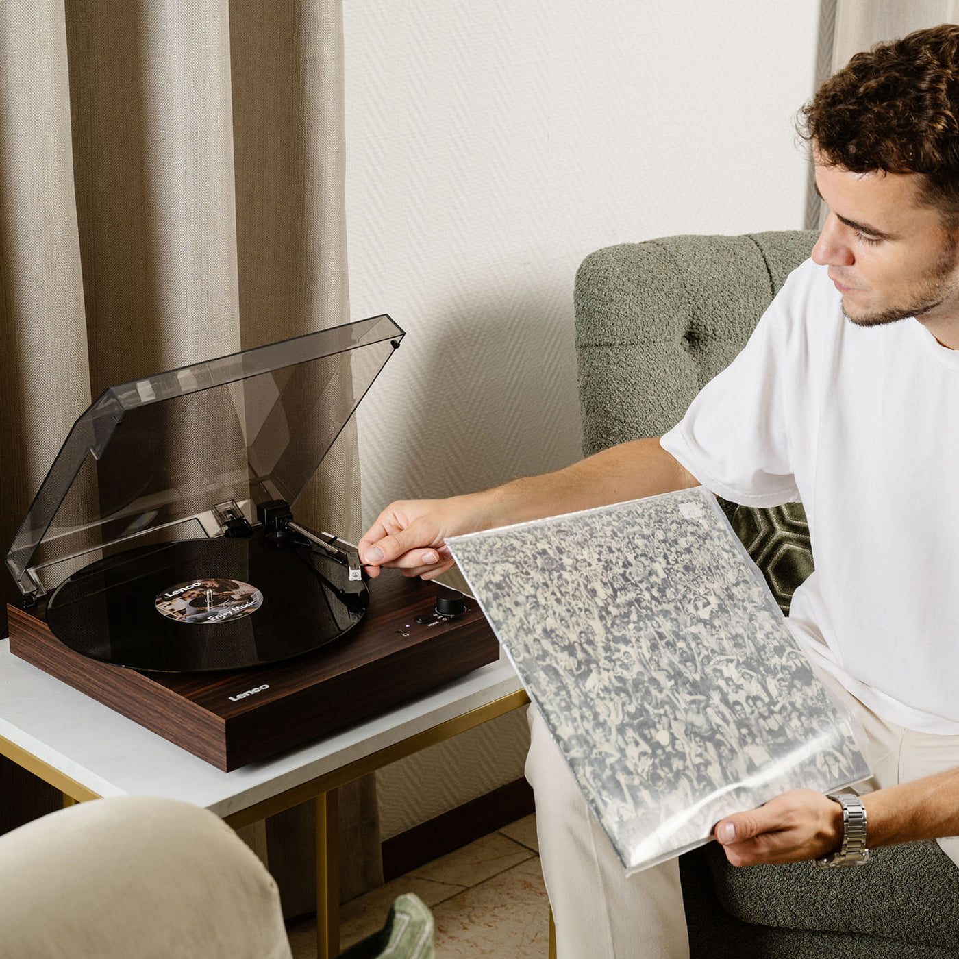 LENCO LS-15WD - Record player with Bluetooth®, two built-in speakers, and AT3600L cartridge - Wood