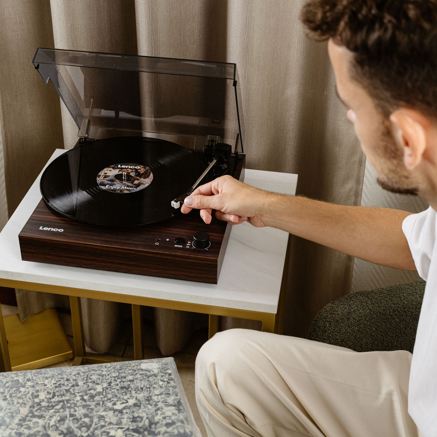 LENCO LS-15WD - Record player with Bluetooth®, two built-in speakers, and AT3600L cartridge - Wood